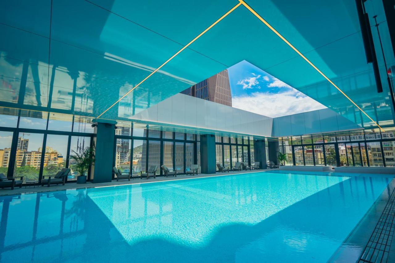 Pullman Tbilisi Axis Towers Hotel Екстериор снимка The pool at the 1018