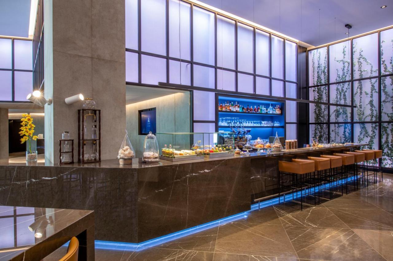 Pullman Tbilisi Axis Towers Hotel Екстериор снимка The bar at the lounge