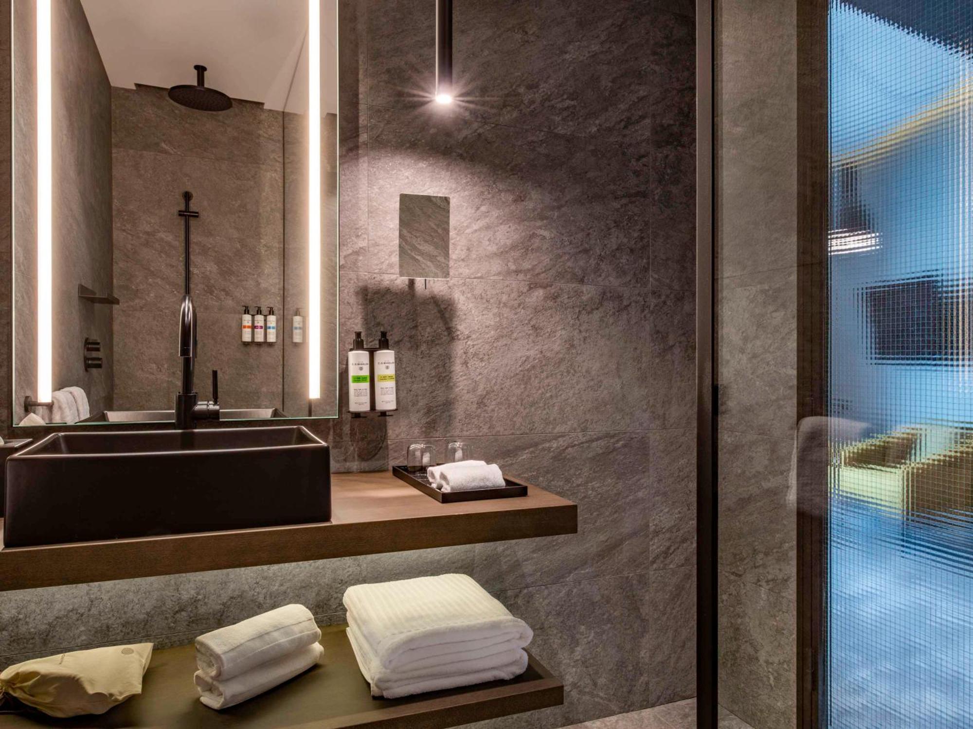 Pullman Tbilisi Axis Towers Hotel Екстериор снимка