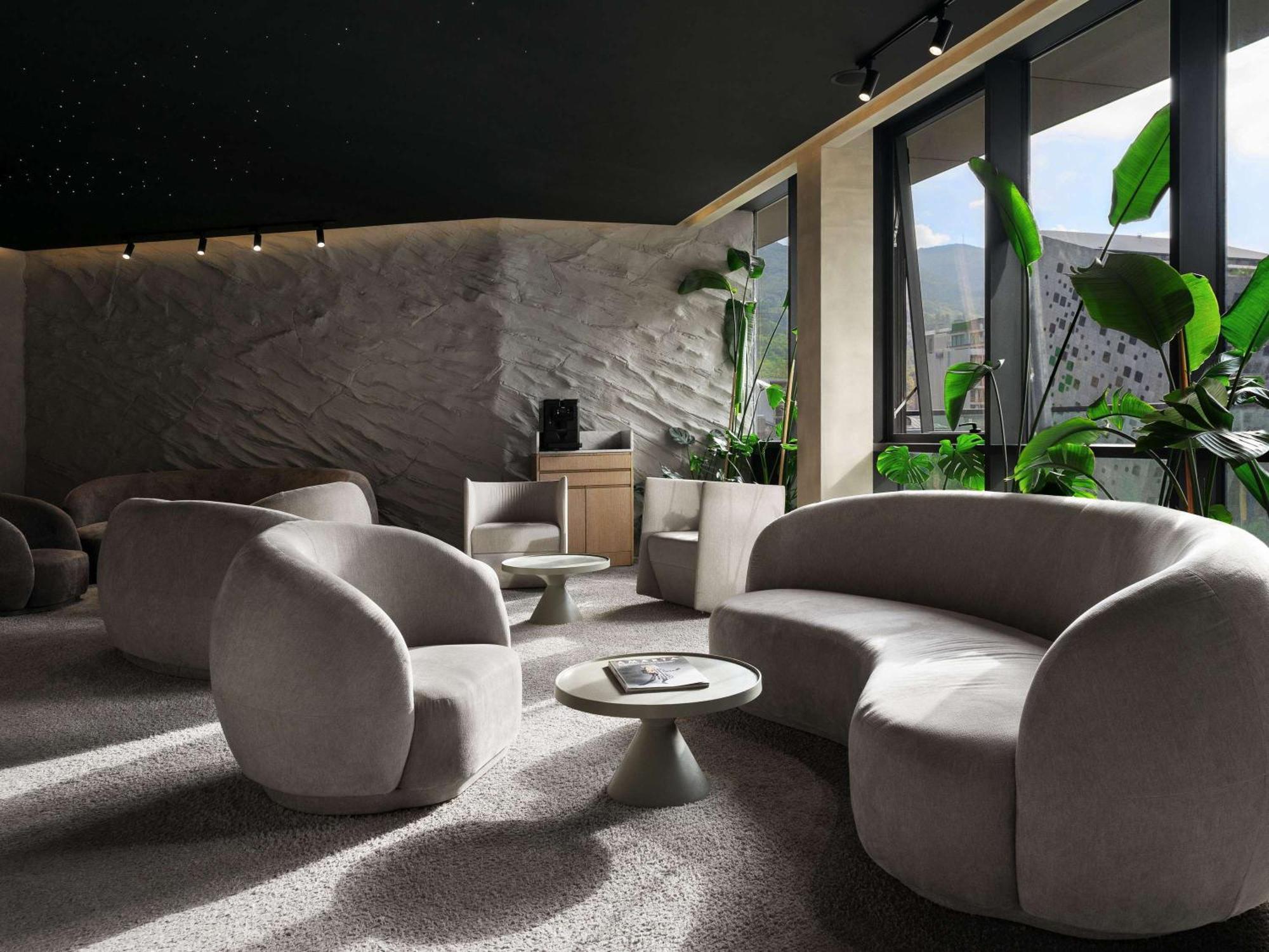Pullman Tbilisi Axis Towers Hotel Екстериор снимка